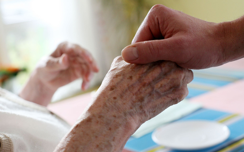 Die Pflegeversicherung ist in Finanznöten. Es fehlen laut Prognose mehr 1,4 in diesem und 3,4 Milliarden Euro im nächsten Jahr. (Archivbild) - Foto: Oliver Berg/dpa