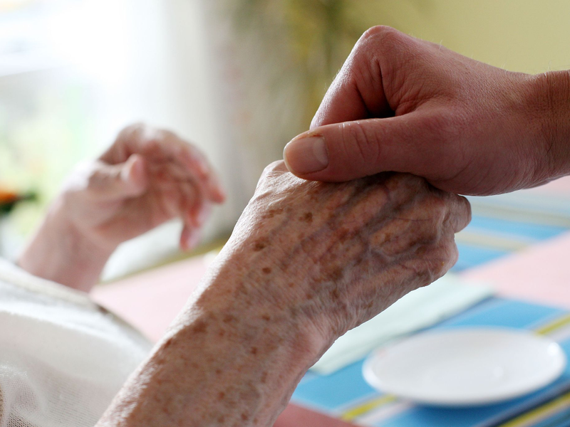 Die Pflegeversicherung ist in Finanznöten. Es fehlen laut Prognose mehr 1,4 in diesem und 3,4 Milliarden Euro im nächsten Jahr. (Archivbild) - Foto: Oliver Berg/dpa