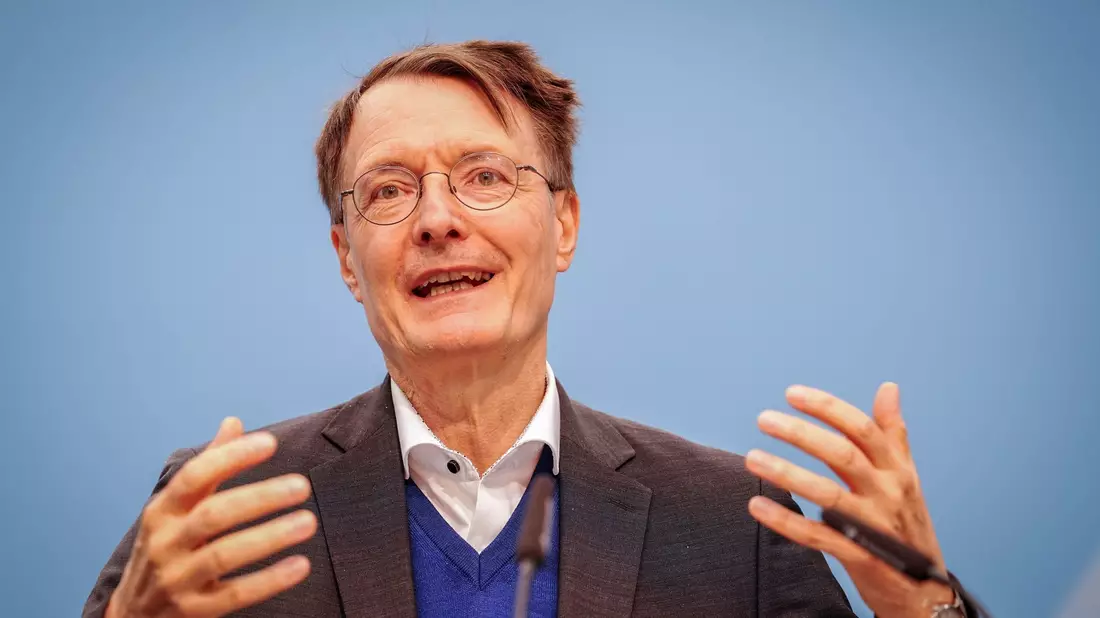 Gesundheitsminister Karl Lauterbach (SPD) ist auf der Suche nach Milliardensummen für die Pflegeversicherung. Beitragserhöhungen sind wahrscheinlich. - Bild: Kay Nietfeld/dpa
