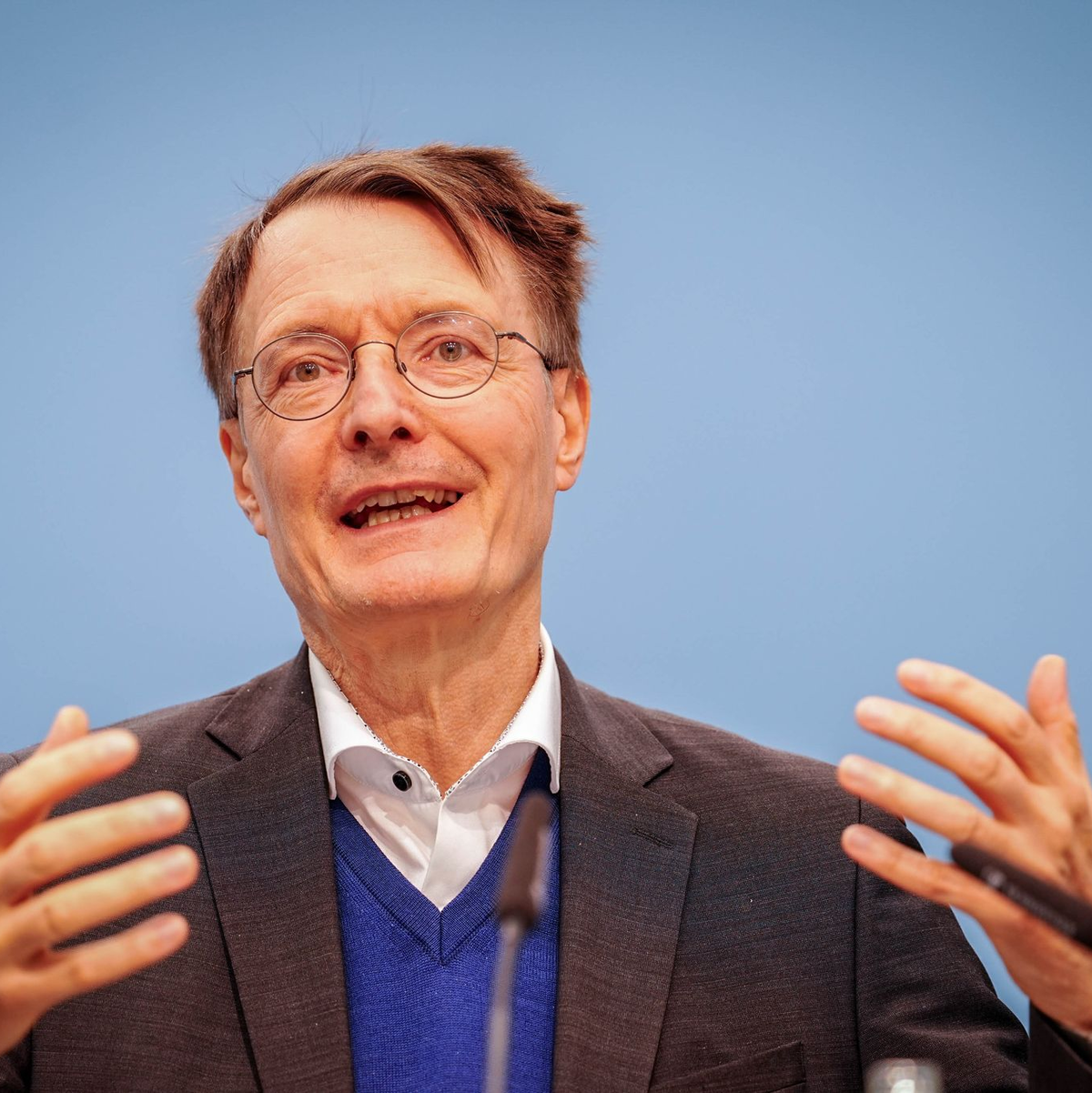 Gesundheitsminister Karl Lauterbach (SPD) ist auf der Suche nach Milliardensummen für die Pflegeversicherung. Beitragserhöhungen sind wahrscheinlich. - Foto: Kay Nietfeld/dpa