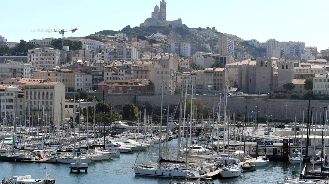 Die Hafenstadt Marseille wird seit langem von der Gewalt rivalisierender Drogenbanden erschüttert. (Archivbild) - Bild: Arne Dedert/dpa