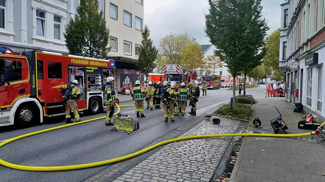 FW Bremerhaven: Feuerwehr Bremerhaven bekämpft Wohnungsbrand im Stadtteil Lehe - Bild: presseportal.de