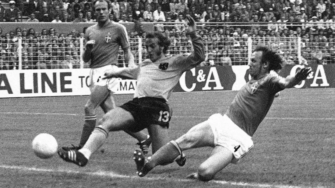 Johan Neeskens (M) wurde zweimal Vize-Weltmeister mit den Niederlanden. - Bild: Uncredited/AP
