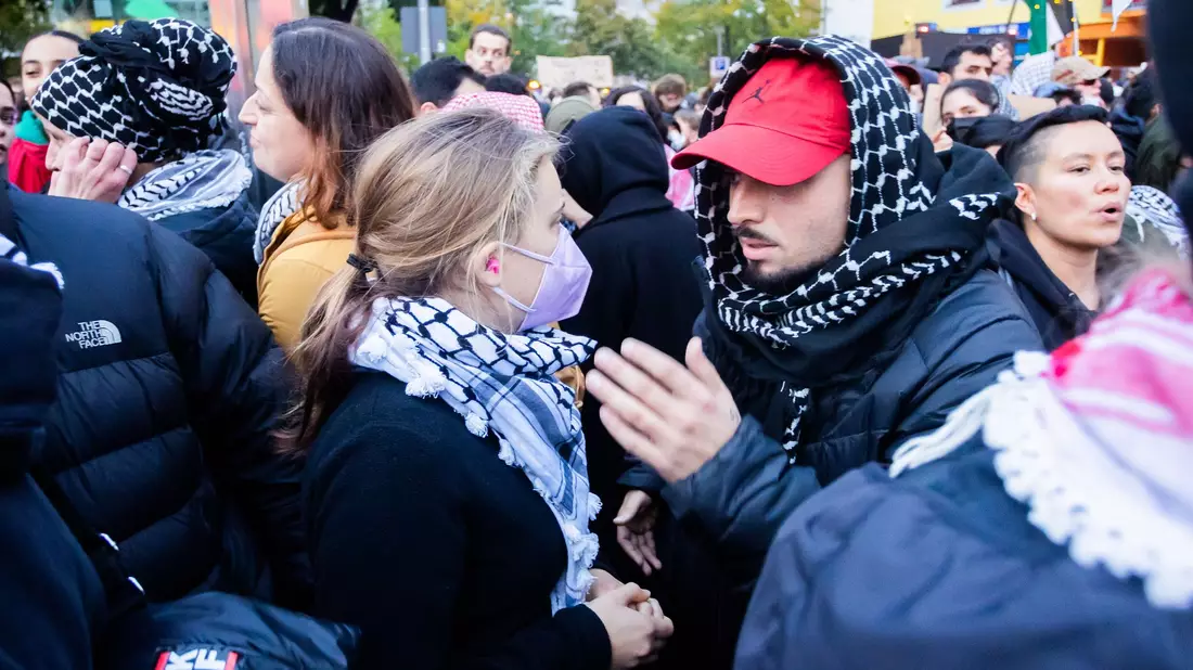 In Berlin-Kreuzberg nahmen mehrere Hundert Menschen an einer Demonstration mit dem Titel «Solidarität mit Palästina» teil.  - Bild: Christoph Soeder/dpa