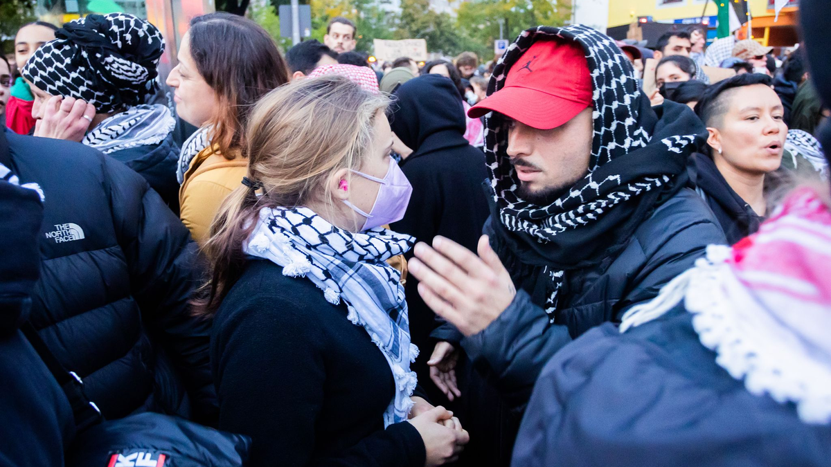 In Berlin-Kreuzberg nahmen mehrere Hundert Menschen an einer Demonstration mit dem Titel «Solidarität mit Palästina» teil.  - Foto: Christoph Soeder/dpa