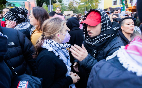 In Berlin-Kreuzberg nahmen mehrere Hundert Menschen an einer Demonstration mit dem Titel «Solidarität mit Palästina» teil.  - Foto: Christoph Soeder/dpa