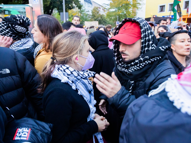 In Berlin-Kreuzberg nahmen mehrere Hundert Menschen an einer Demonstration mit dem Titel «Solidarität mit Palästina» teil.  - Foto: Christoph Soeder/dpa