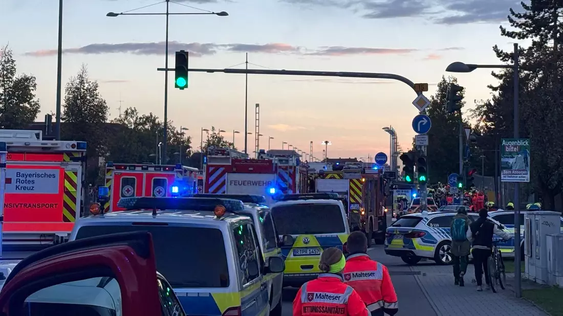 Zur Unfallursache machte die Polizei zunächst keine Angaben. - Bild: vifogra/dpa