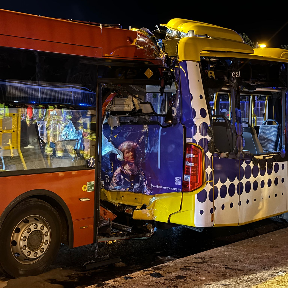 Mehr als 300 Einsatzkräfte waren vor Ort. - Foto: Sebastian Pieknik/NEWS5/dpa