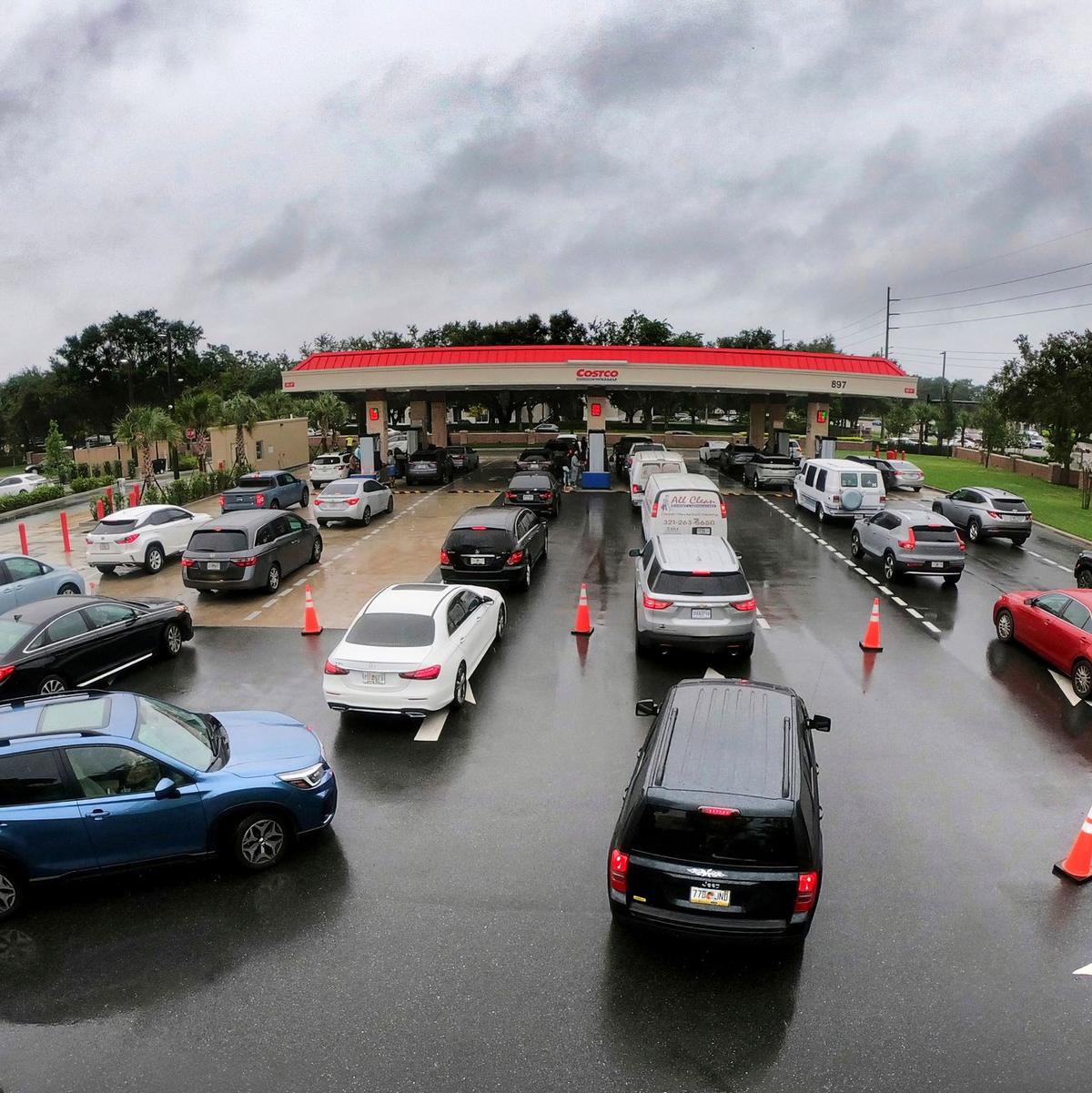 Menschen in Florida bringen sich in Sicherheit.  - Foto: Joe Burbank/Orlando Sentinel/AP