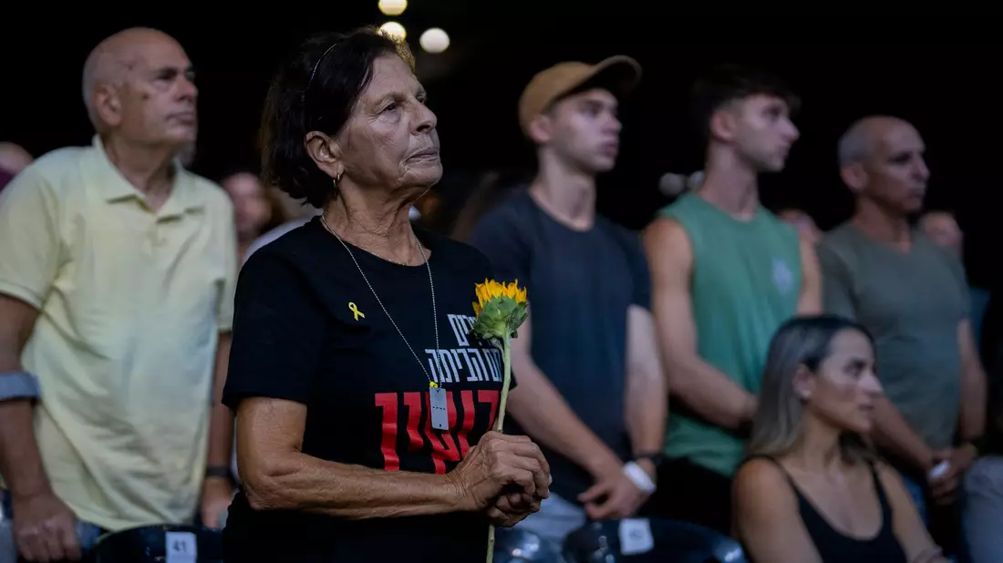 Ein Jahr nach dem Massaker der Hamas in Israel haben viele Menschen der Opfer gedacht.   - Bild: Ilia Yefimovich/dpa