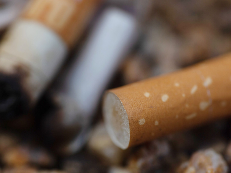 Eine Zigarette in einem Aschenbecher - ein Teil solcher Kippen stammt aus illegalen Kanälen. (Archivbild) - Foto: Fernando Gutierrez-Juarez/dpa