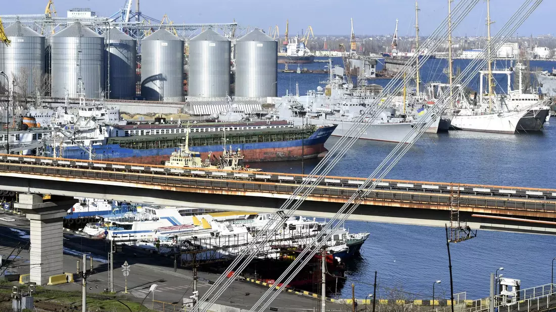 Der Hafen der südukrainischen Stadt Odessa am Schwarzen Meer ist immer wieder Ziel russischer Angriffe. (Archivbild) - Bild: Jussi Nukari/Lehtikuva/dpa