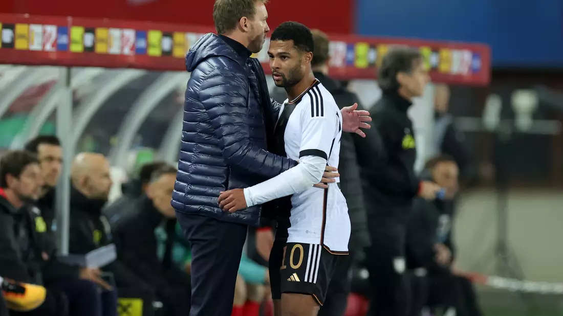 Wieder vereint: Bundestrainer Julian Nagelsmann (l) und Serge Gnabry, hier bei dessen bislang letzten Länderspieleinsatz in Österreich im November 2023. - Bild: Christian Charisius/dpa