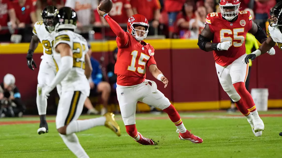 Patrick Mahomes und Travis Kelce haben bereits drei Super Bowls zusammen gewonnen.  - Bild: Charlie Riedel/AP/dpa