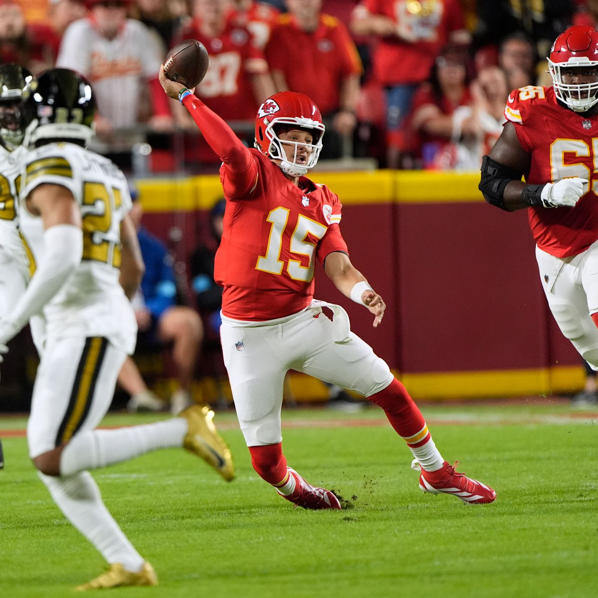 Patrick Mahomes und Travis Kelce haben bereits drei Super Bowls zusammen gewonnen.  - Foto: Charlie Riedel/AP/dpa
