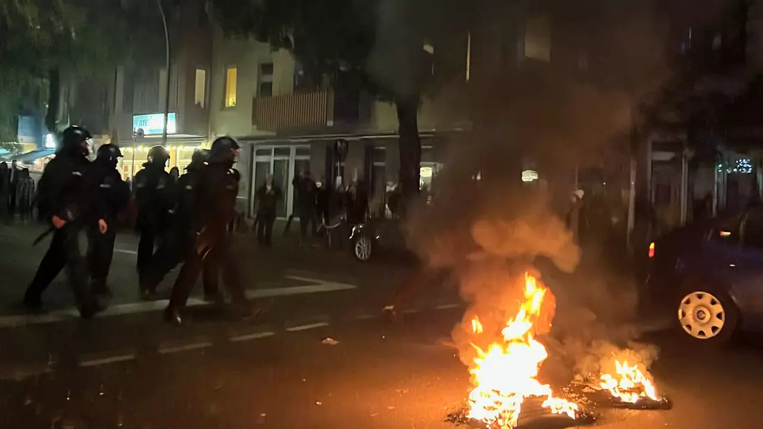 Autoreifen brannten: In der Nacht kam es in Berlin-Neukölln zu Ausschreitungen. - Bild: Julius-Christian Schreiner/dpa
