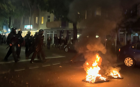 Autoreifen brannten: In der Nacht kam es in Berlin-Neukölln zu Ausschreitungen. - Foto: Julius-Christian Schreiner/dpa
