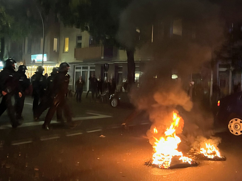 Autoreifen brannten: In der Nacht kam es in Berlin-Neukölln zu Ausschreitungen. - Foto: Julius-Christian Schreiner/dpa