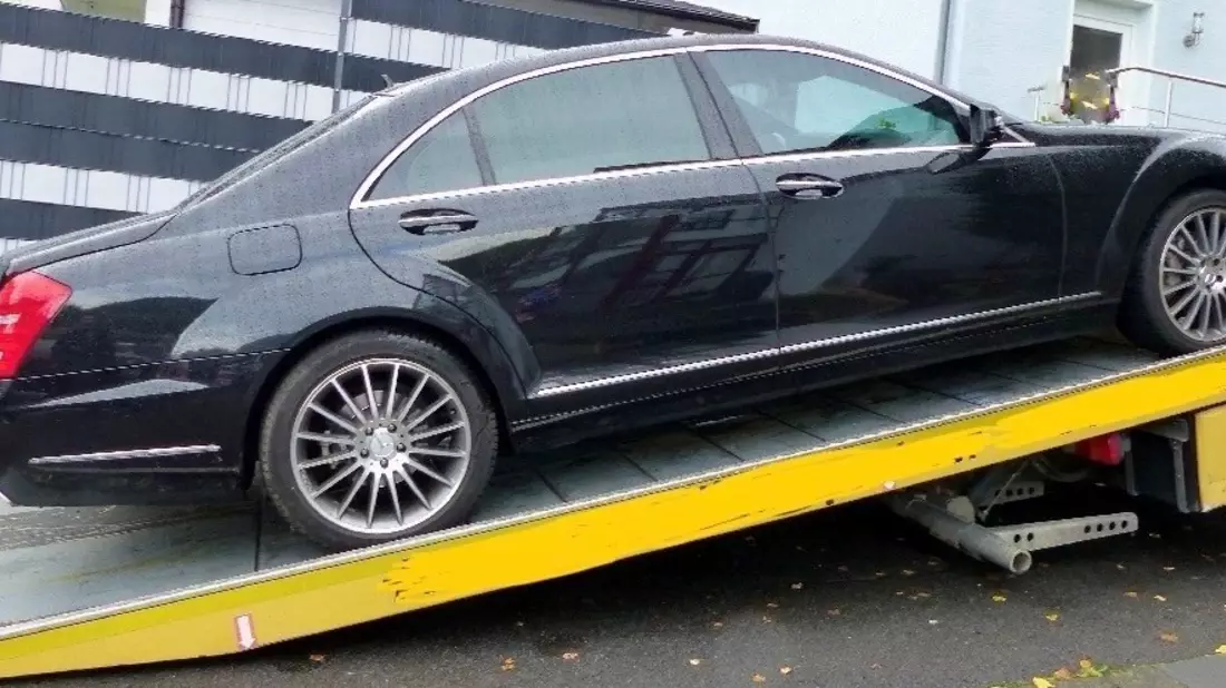 ZOLL-E: Staatsanwaltschaft Bonn und Zollfahndung Essen gehen gegen Embargoverstöße mit Luxusautos vor - Bild: presseportal.de