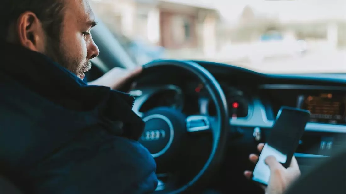 POL-PDNW: Verkehrskontrolle Ablenkung im Straßenverkehr - Bild: presseportal.de