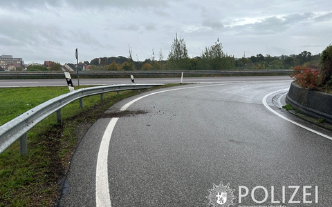 POL-PDPS: Kollision mit der Leitplanke - Foto: presseportal.de