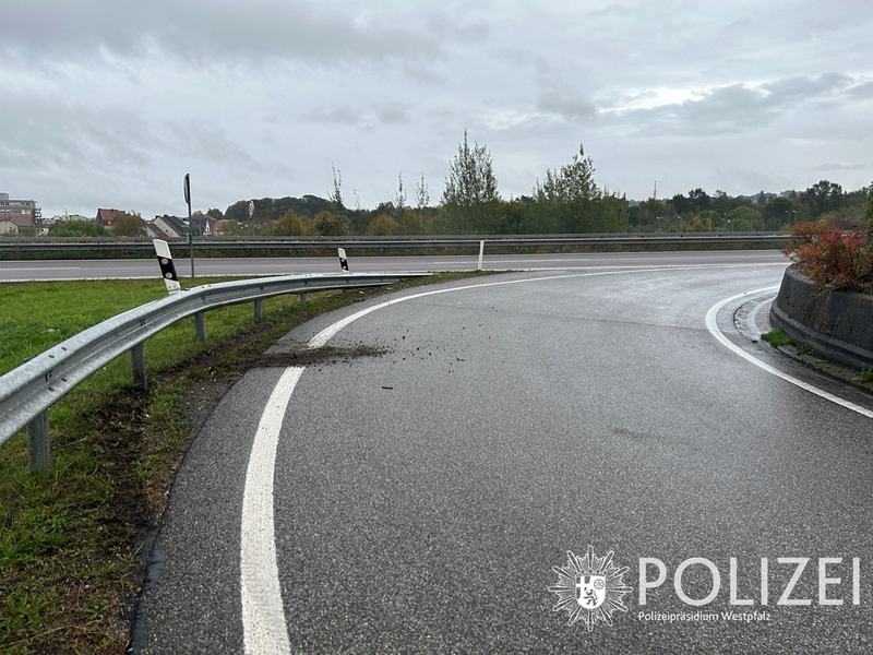 POL-PDPS: Kollision mit der Leitplanke - Foto: presseportal.de