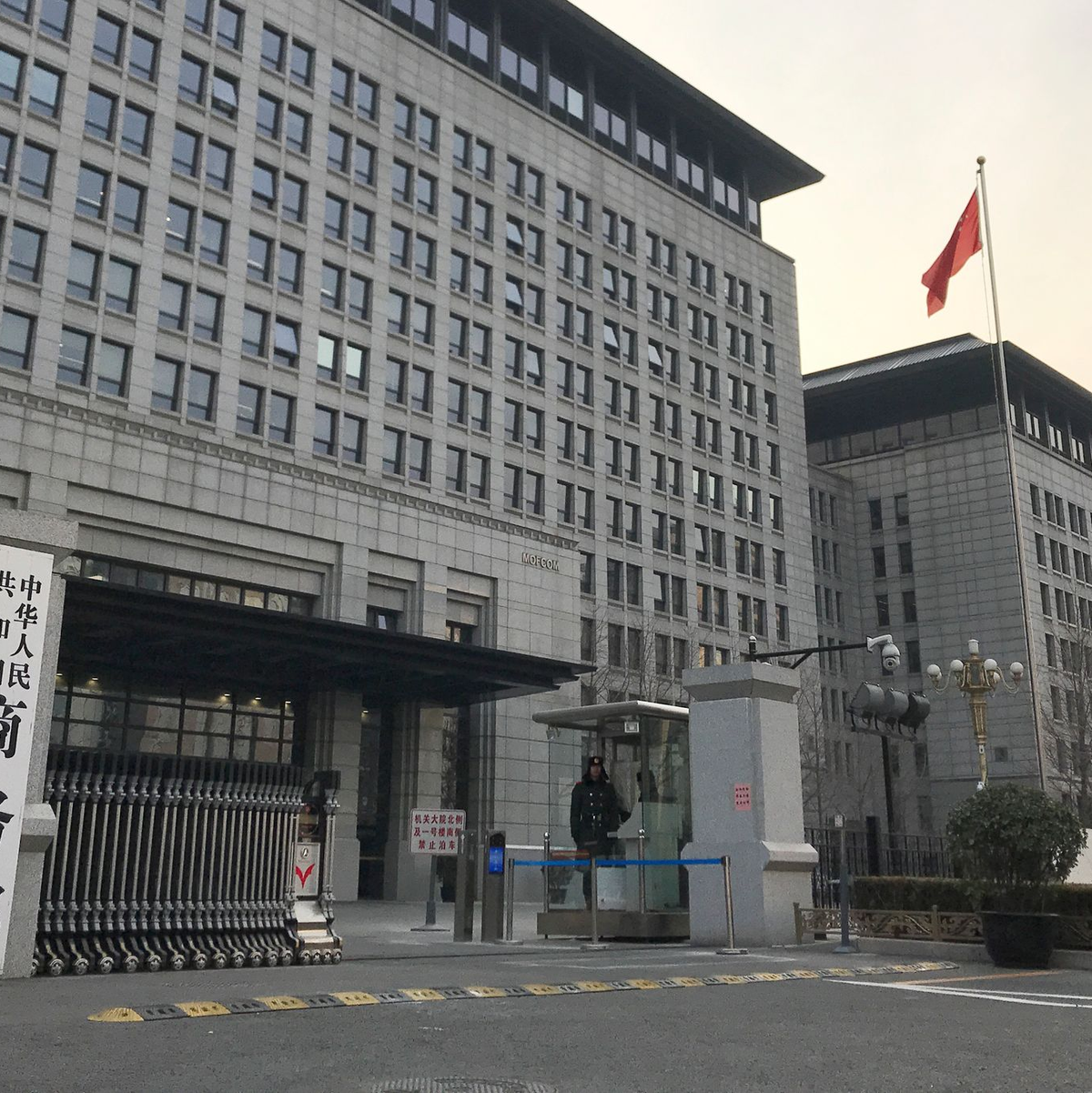 China kritisiert die US-Zölle scharf. (Archivbild) - Foto: Oliver Zhang/AP/dpa