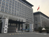 Nach Kritik von US-Präsident Trump hat das Pekinger Handelsministerium die USA seinerseits kritisiert, sich nicht an das vorläufige Abkommen im Zollstreit zu halten. (Archivfoto).  - Foto: Oliver Zhang/AP/dpa