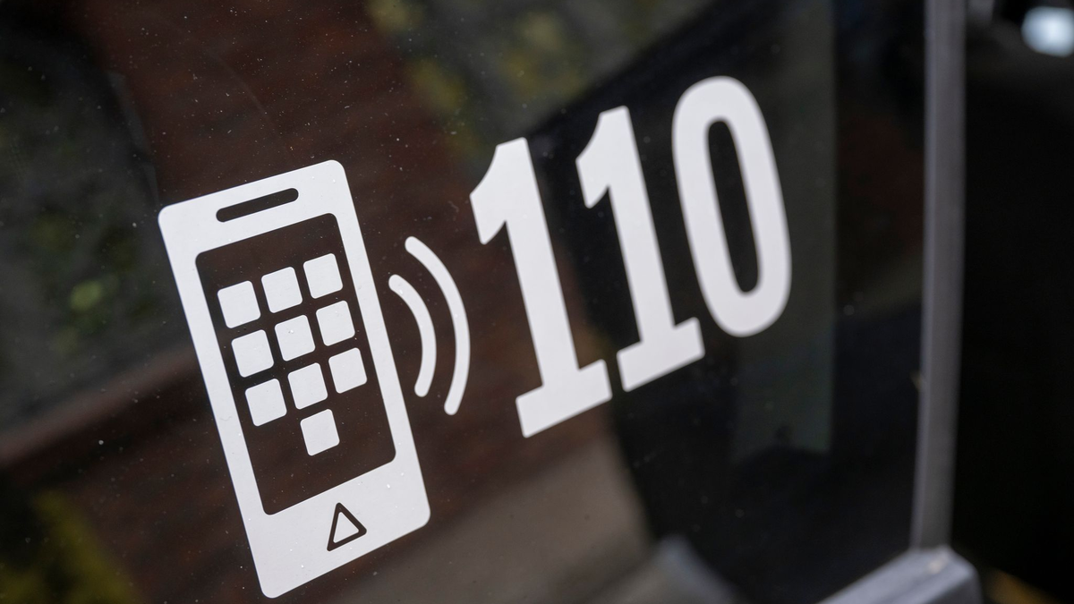 Weil ein Junge Hilfe bei einem Videospiel braucht, ruft er heimlich die Polizei. (Symbolbild) - Foto: Peter Kneffel/dpa