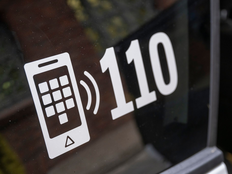 Weil ein Junge Hilfe bei einem Videospiel braucht, ruft er heimlich die Polizei. (Symbolbild) - Foto: Peter Kneffel/dpa