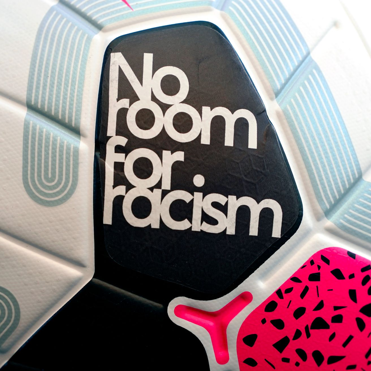 Die FIFA hat einen italienischen Verteidiger wegen diskriminierenden Verhaltens gesperrt. - Foto: John Walton/PA Wire/dpa