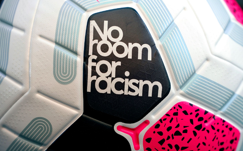 Die FIFA hat einen italienischen Verteidiger wegen diskriminierenden Verhaltens gesperrt. - Foto: John Walton/PA Wire/dpa