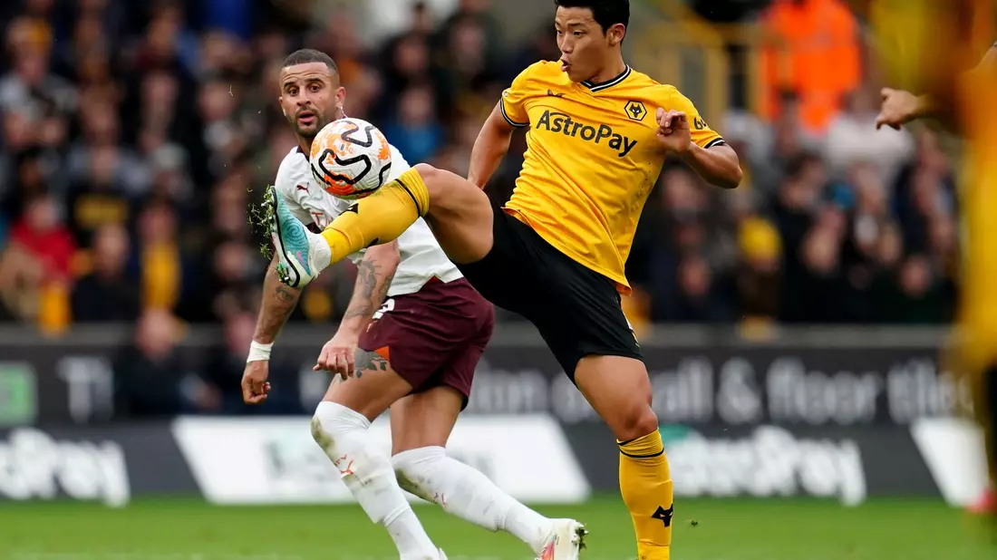 Hwang Hee-Chan (r) von Wolverhampton Wanderers soll diskriminierend beleidigt worden sein. - Bild: Nick Potts/PA Wire/dpa