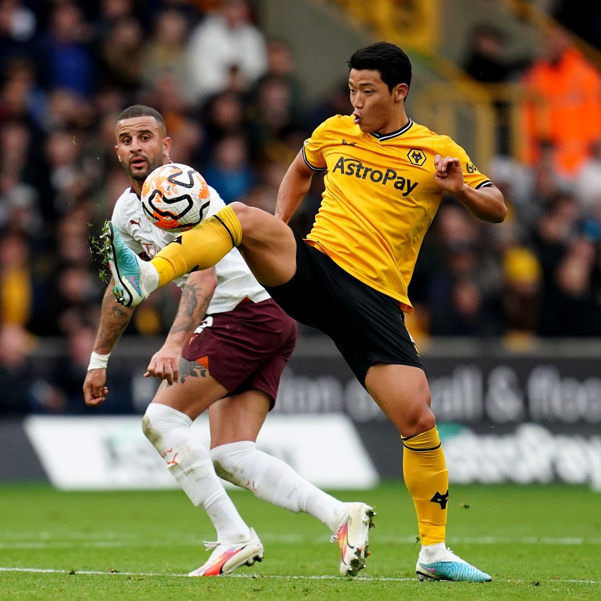 Hwang Hee-Chan (r) von Wolverhampton Wanderers soll diskriminierend beleidigt worden sein. - Foto: Nick Potts/PA Wire/dpa