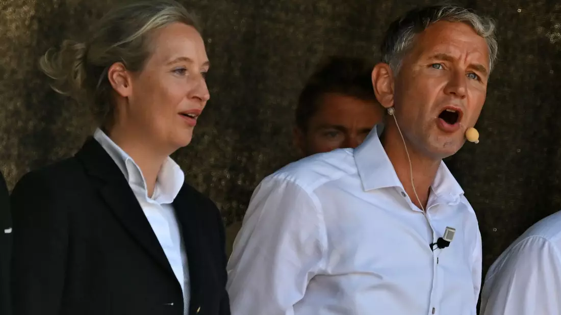 Früher ging Alice Weidel auf Distanz zum Thüringer AfD-Landesvorsitzenden, Björn Höcke, der zu den wichtigsten Vertretern der Rechtsaußen-Strömung der Partei zählt – inzwischen treten beide gemeinsam im Wahlkampf auf. (Archivbild) - Bild: Martin Schutt/dpa