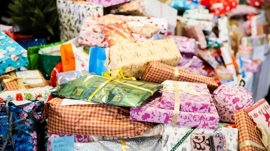 Jeder Fünfte kauft Weihnachtsgeschenke schon im Oktober oder früher. - Bild: Christoph Soeder/dpa