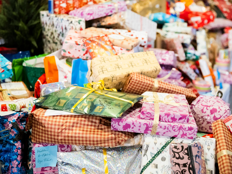 Jeder Fünfte kauft Weihnachtsgeschenke schon im Oktober oder früher. - Foto: Christoph Soeder/dpa