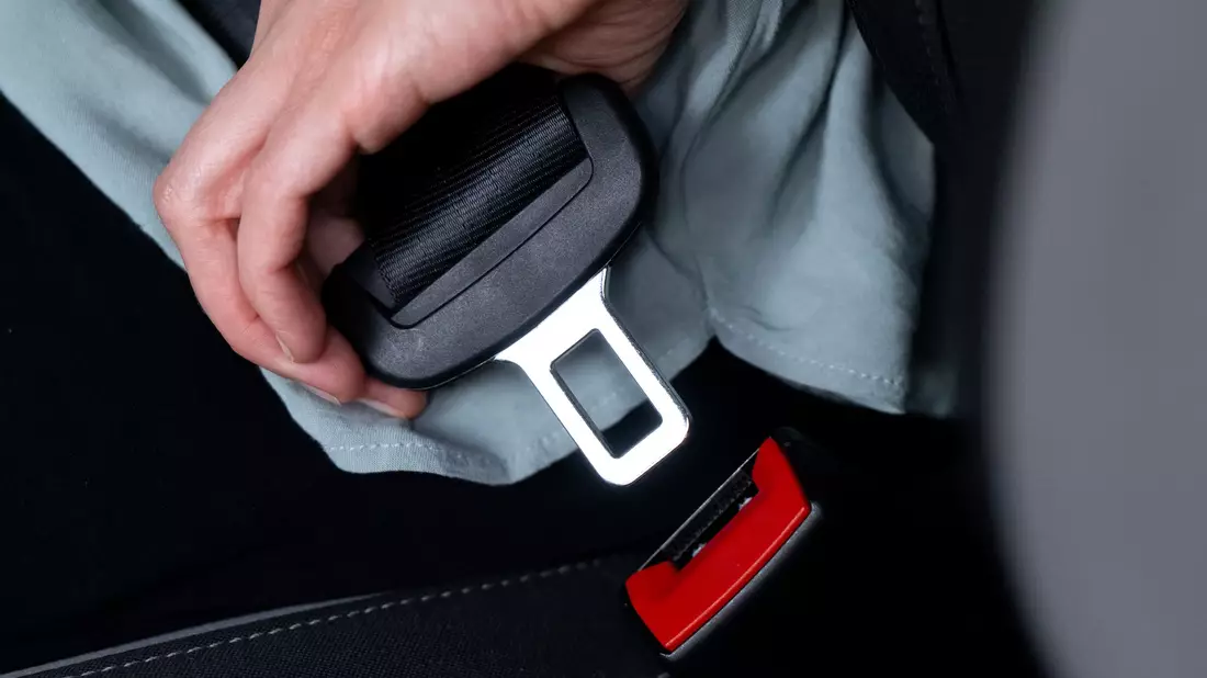 Für mehr Sicherheit: Der Tüv-Verband fordert, dass die Anschnallpflicht im Fernverkehr besser kontrolliert wird. (Archivbild) - Bild: Sven Hoppe/dpa/dpa-tmn