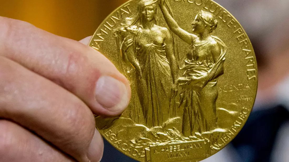 Die Rückseite der Nobel-Medaille für Physik stellt die Natur in Form einer Göttin dar, die ein Füllhorn hält. Der Schleier, der ihr Gesicht bedeckt, wird vom Genie der Wissenschaft hochgehalten. (Archivbild) - Bild: Stefanie Loos/AP-Pool/dpa