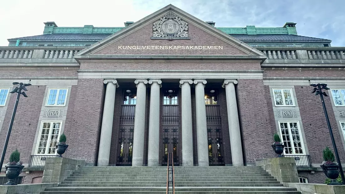 Die Königlich-Schwedische Akademie der Wissenschaften auf dem Gelände der Universität von Stockholm gibt traditionell die Nobelpreisträger in den Kategorien Physik und Chemie bekannt.  - Bild: Steffen Trumpf/dpa