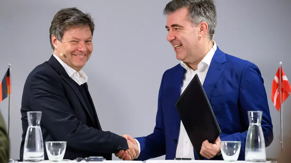 Wirtschaftsminister Habeck (l) hatte die Vereinbarung im März 2023 in Kopenhagen mit seinem Kollegen Lars Aagaard unterzeichnet. (Archivbild) - Bild: Bernd von Jutrczenka/dpa
