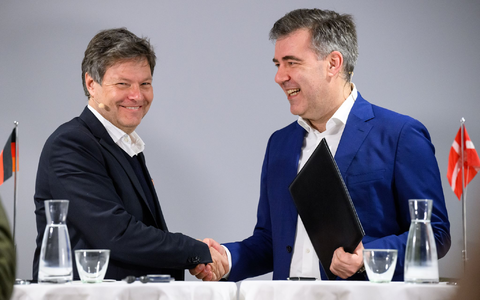 Wirtschaftsminister Habeck (l) hatte die Vereinbarung im März 2023 in Kopenhagen mit seinem Kollegen Lars Aagaard unterzeichnet. (Archivbild) - Foto: Bernd von Jutrczenka/dpa
