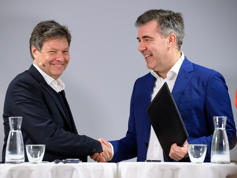 Wirtschaftsminister Habeck (l) hatte die Vereinbarung im März 2023 in Kopenhagen mit seinem Kollegen Lars Aagaard unterzeichnet. (Archivbild) - Foto: Bernd von Jutrczenka/dpa