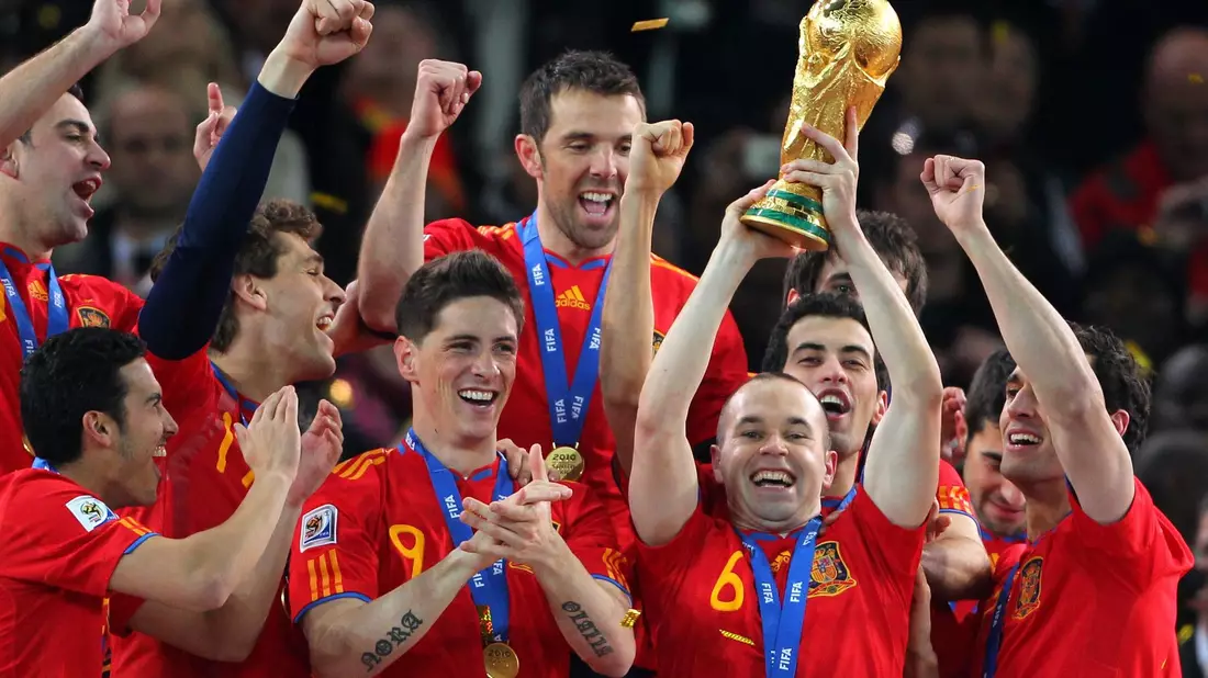 Nur eine von vielen Trophäen für Andrés Iniesta: Der WM-Pokal 2010 - Bild: picture alliance / dpa