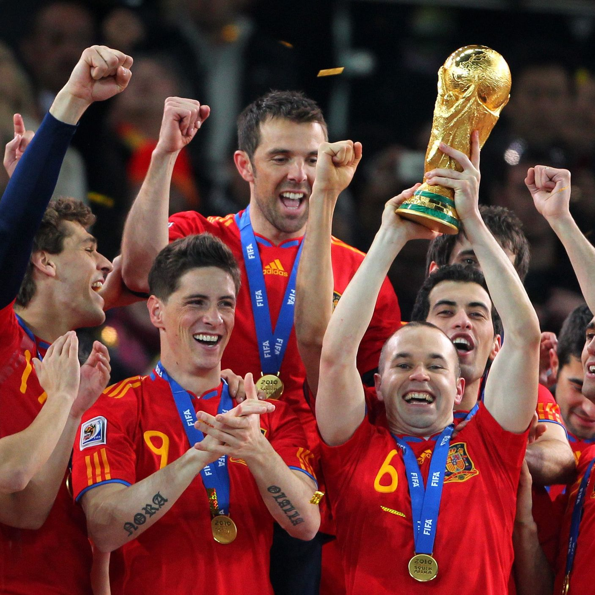 Nur eine von vielen Trophäen für Andrés Iniesta: Der WM-Pokal 2010 - Foto: picture alliance / dpa