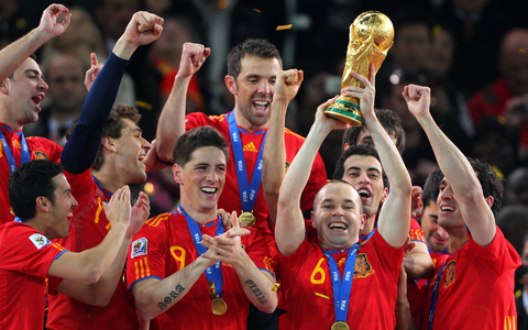 Nur eine von vielen Trophäen für Andrés Iniesta: Der WM-Pokal 2010 - Foto: picture alliance / dpa