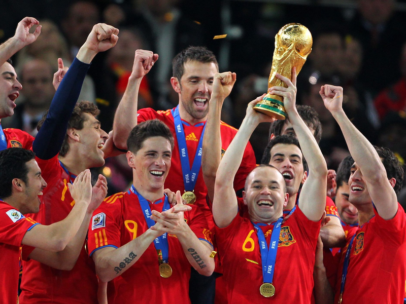 Nur eine von vielen Trophäen für Andrés Iniesta: Der WM-Pokal 2010 - Foto: picture alliance / dpa