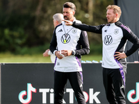 Aleksandar Pavlovic (l) darf auf einen Einsatz im Team von Bundestrainer Julian Nagelsmann gegen die Niederlande hoffen. - Foto: Daniel Löb/dpa
