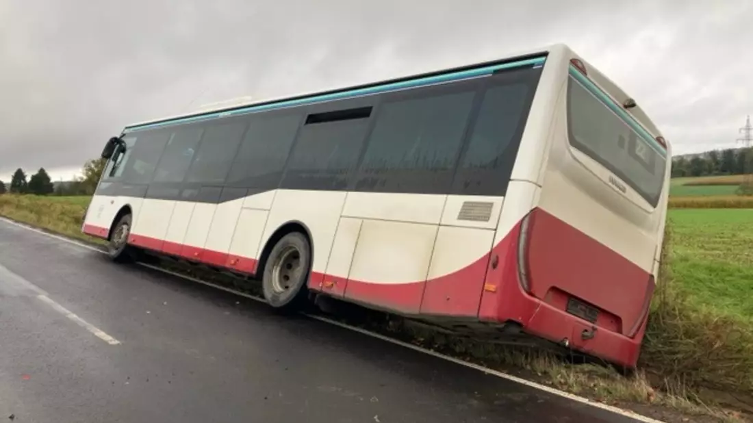 POL-WE: Linienbus in Graben gerutscht + Diebstahl aus Einfamilienhaus - Bild: presseportal.de
